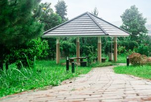 Drewniane altany ogrodowe - jak stworzyć idealne miejsce wypoczynku w swoim ogrodzie?